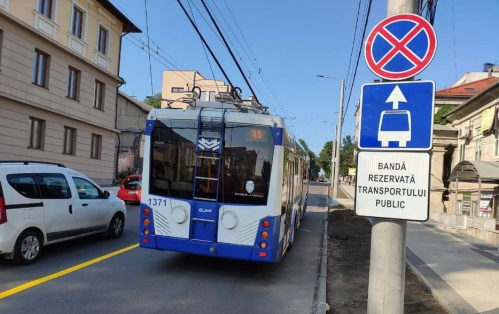 Pe străzile Capitalei ar putea apărea noi benzi de circulație pentru transportul public